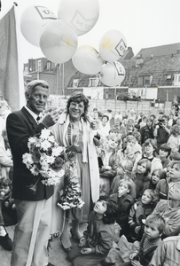 109271 Afbeelding van de heer Werkhoven (opzichter van de speeltuin) en wethouder mw. W. Velders-Vlasblom tijdens de ...